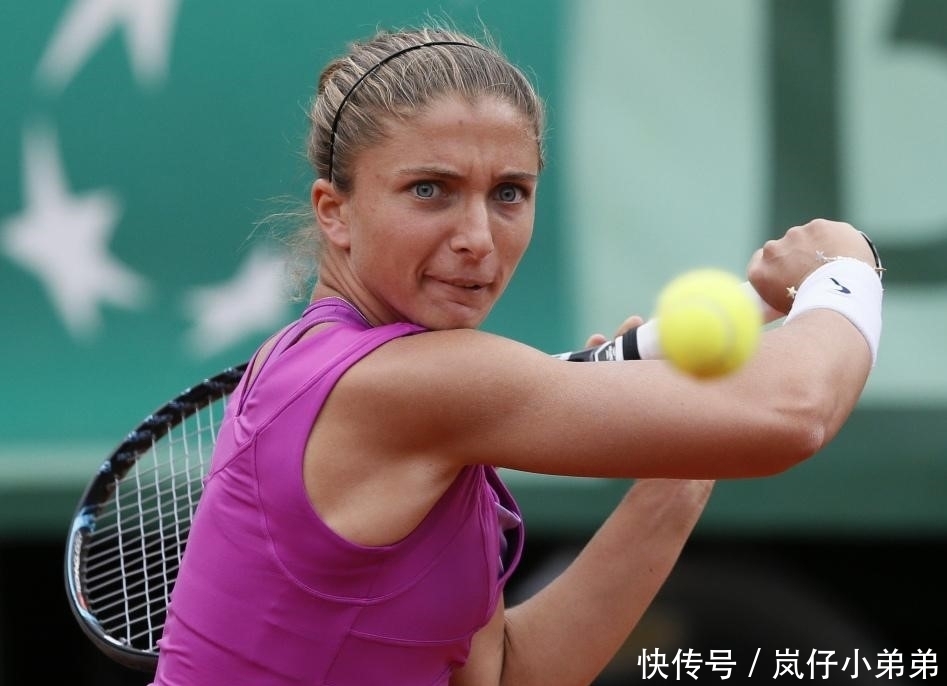 他用侧身掩 他用侧身掩