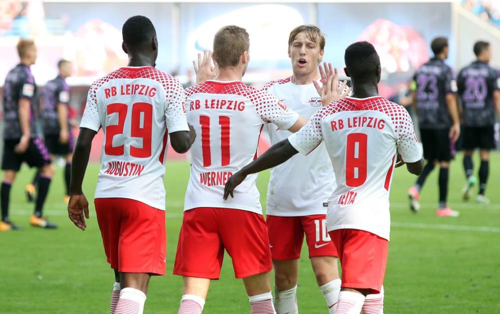 在主裁鸣哨 在主裁鸣哨